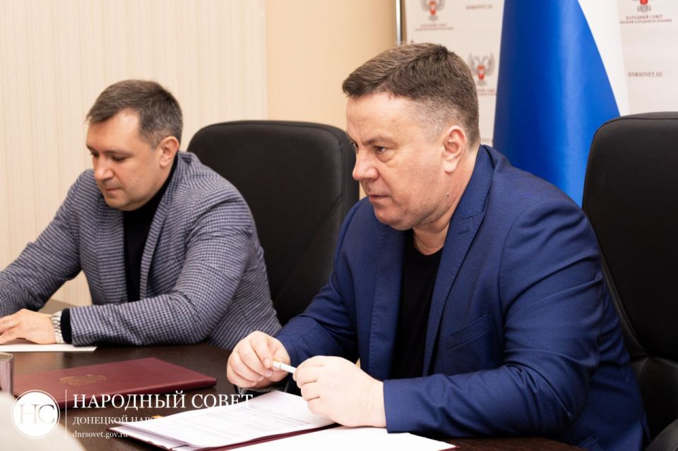 Константин Кузьмин: Провел совещание с Президиумом Народного Совета ДНР и председателями комитетов парламента Константин Кузьмин: Провел совещание с Президиумом Народного Совета ДНР и председателями комитетов парламента