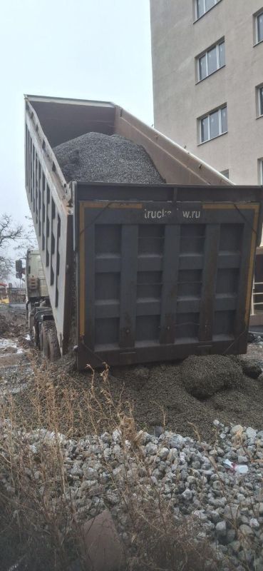 Строители из Ленобласти приступили к благоустройству дома в Мариуполе по улице Ленина Строители из Ленобласти приступили к благоустройству дома в Мариуполе по улице Ленина