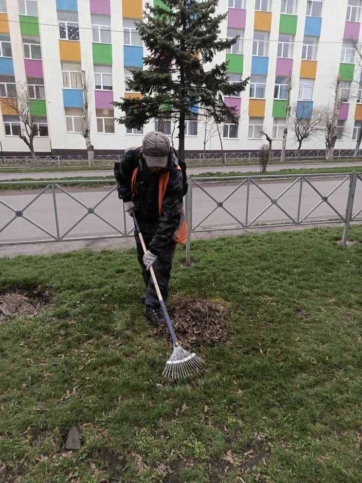 Коммунальщики Снежного продолжают благоустраивать территории общего пользования Коммунальщики Снежного продолжают благоустраивать территории общего пользования