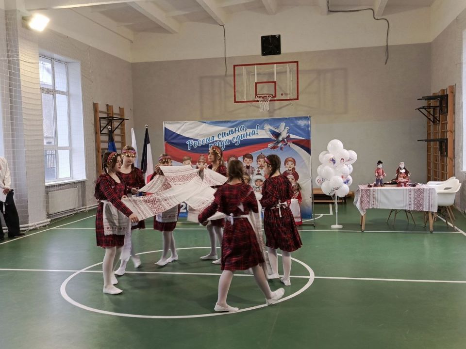 МАРАФОН ФЕСТИВАЛЕЙ ПРОДОЛЖАЕТСЯ: В ШКОЛЕ №4 ПРЕДСТАВИЛИ УДМУРТИЮ! МАРАФОН ФЕСТИВАЛЕЙ ПРОДОЛЖАЕТСЯ: В ШКОЛЕ №4 ПРЕДСТАВИЛИ УДМУРТИЮ!
