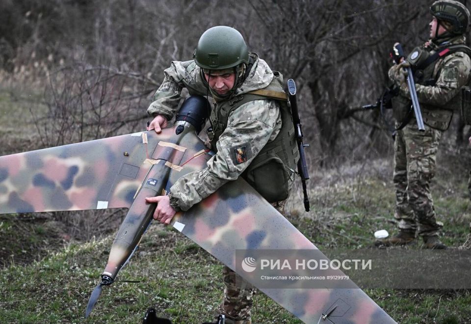Кадры боевой работы расчёта разведывательных БЛА ZALA Z-16 группировки войск «Центр» на Добропольском направлении Кадры боевой работы расчёта разведывательных БЛА ZALA Z-16 группировки войск «Центр» на Добропольском направлении