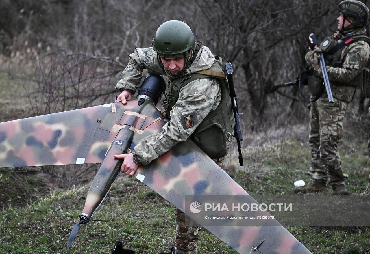 Кадры боевой работы расчёта разведывательных БЛА ZALA Z-16 группировки войск «Центр» на Добропольском направлении Кадры боевой работы расчёта разведывательных БЛА ZALA Z-16 группировки войск «Центр» на Добропольском направлении