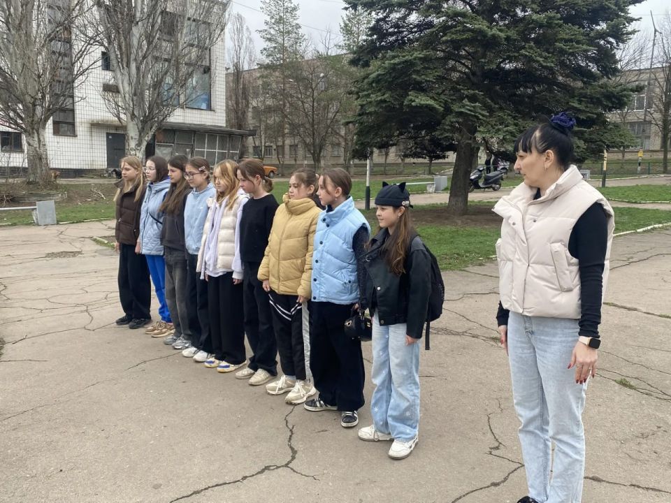 Сегодня, 31 марта, в Зугрэсе прошло первое знакомство и занятие девичьей патриотической организации «Пустельга» под руководством Богдановой Светланы Витальевны Сегодня, 31 марта, в Зугрэсе прошло первое знакомство и занятие девичьей патриотической организации «Пустельга» под руководством Богдановой Светланы Витальевны