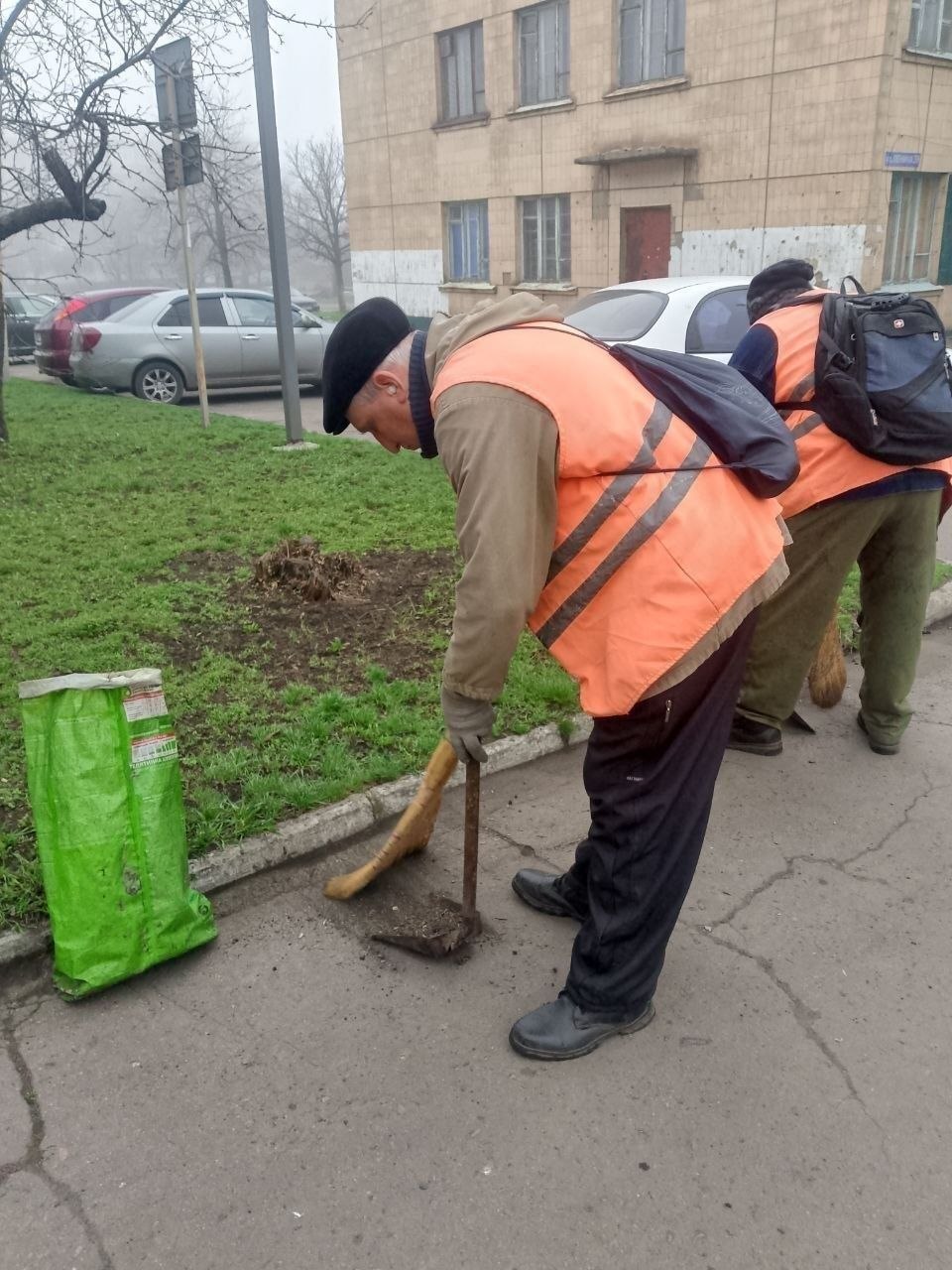 Коммунальщики Снежного продолжают благоустраивать территории общего пользования Коммунальщики Снежного продолжают благоустраивать территории общего пользования
