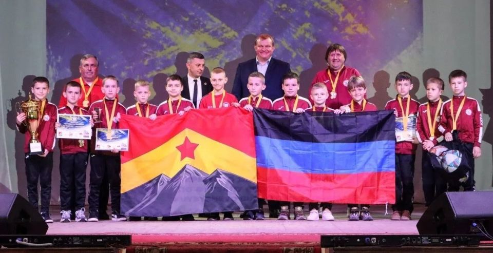 Александр Шатов: Юные футболисты из Шахтерского округа стали чемпионами турнира в Куйбышево Александр Шатов: Юные футболисты из Шахтерского округа стали чемпионами турнира в Куйбышево
