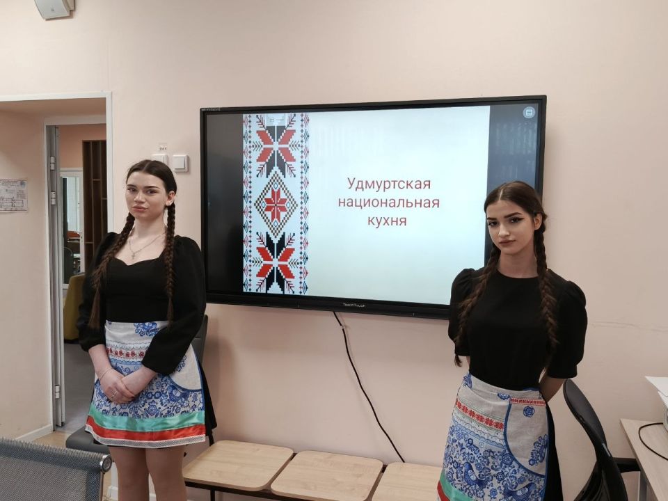 МАРАФОН ФЕСТИВАЛЕЙ ПРОДОЛЖАЕТСЯ: В ШКОЛЕ №4 ПРЕДСТАВИЛИ УДМУРТИЮ! МАРАФОН ФЕСТИВАЛЕЙ ПРОДОЛЖАЕТСЯ: В ШКОЛЕ №4 ПРЕДСТАВИЛИ УДМУРТИЮ!