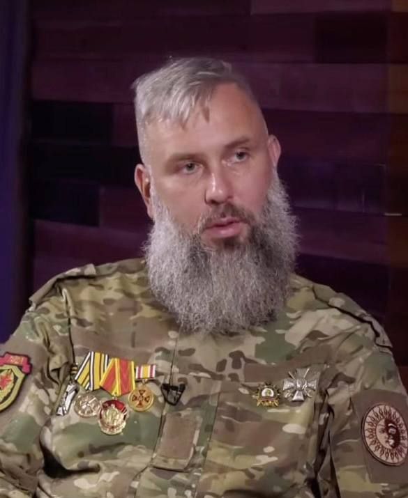 Захар Прилепин: ГАЙДУК. ОТЕЦ.. «Папа постоянно куда-то уходил на Новый год, и возвращался уже после того, как уходил Дед Мороз. Папа почему-то никогда не успевал увидеть Деда Мороза, который приходил босиком, со смешной... Захар Прилепин: ГАЙДУК. ОТЕЦ.. «Папа постоянно куда-то уходил на Новый год, и возвращался уже после того, как уходил Дед Мороз. Папа почему-то никогда не успевал увидеть Деда Мороза, который приходил босиком, со смешной...
