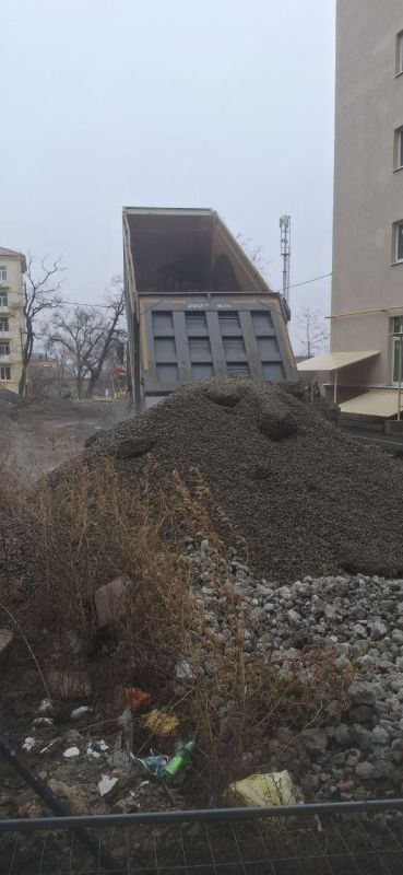 Строители из Ленобласти приступили к благоустройству дома в Мариуполе по улице Ленина Строители из Ленобласти приступили к благоустройству дома в Мариуполе по улице Ленина