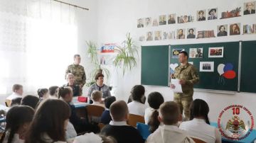 Росгвардейцы провели урок мужества в одной из старейших школ ДНР