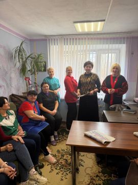 Депутаты Ясиноватского муниципального совета от партии «ЕДИНАЯ РОССИЯ» Анна Бондарь и Наталья Филиппова провели встречу с коллективом Ясиноватского территориального центра социального обслуживания населения