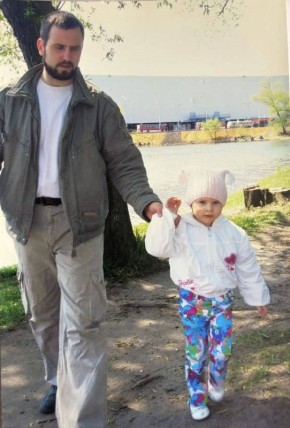 Захар Прилепин: ГАЙДУК. ОТЕЦ.. «Папа постоянно куда-то уходил на Новый год, и возвращался уже после того, как уходил Дед Мороз. Папа почему-то никогда не успевал увидеть Деда Мороза, который приходил босиком, со смешной...