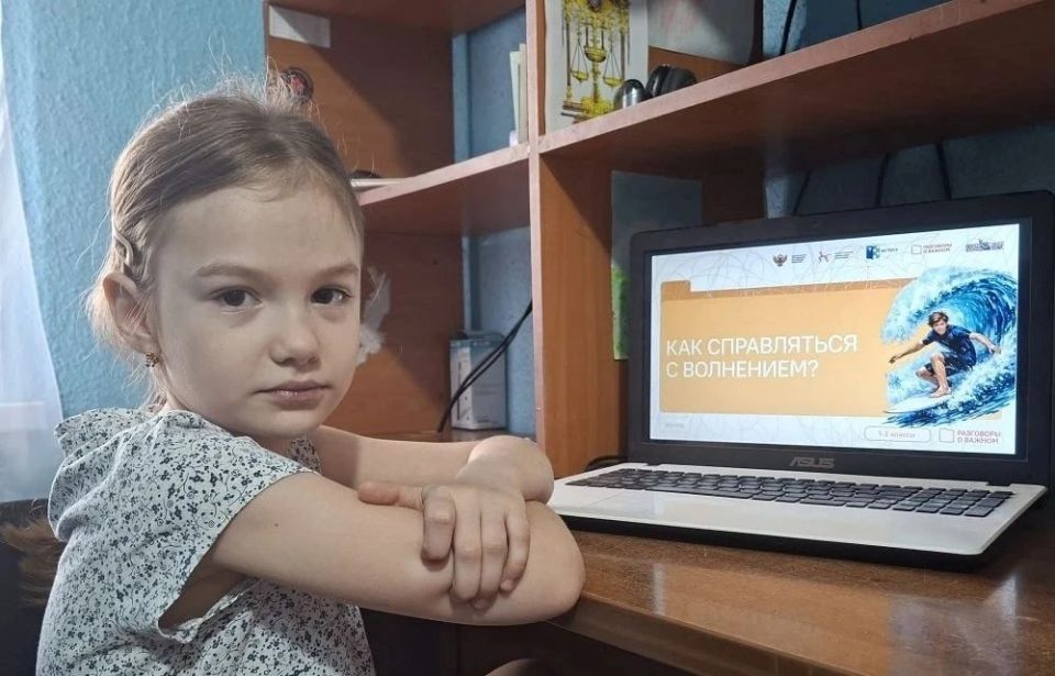 В Старобешевском округе прошли внеурочные занятия «Разговоры о важном» В Старобешевском округе прошли внеурочные занятия «Разговоры о важном»