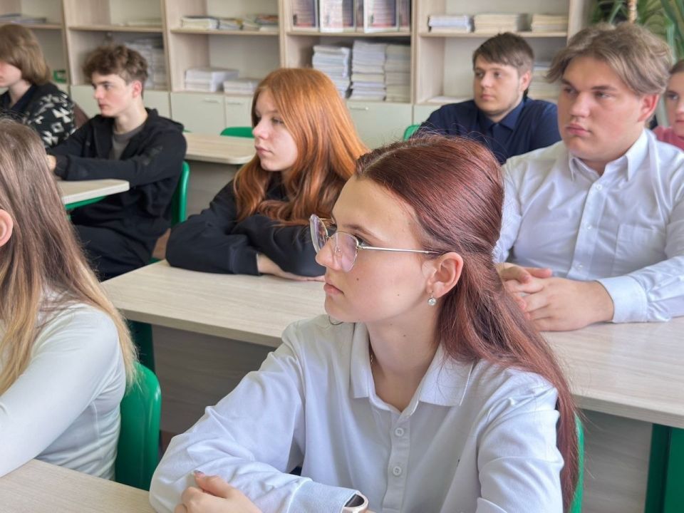 Валентина Харлашка: Диалог «на равных». На базе ГБОУ «СШ № 11 г.о. Макеевка» прошла встреча ученической молодёжи с председателем Макеевского городского совета Донецкой Народной Республики первого созыва Харлашкой Валентиной... Валентина Харлашка: Диалог «на равных». На базе ГБОУ «СШ № 11 г.о. Макеевка» прошла встреча ученической молодёжи с председателем Макеевского городского совета Донецкой Народной Республики первого созыва Харлашкой Валентиной...