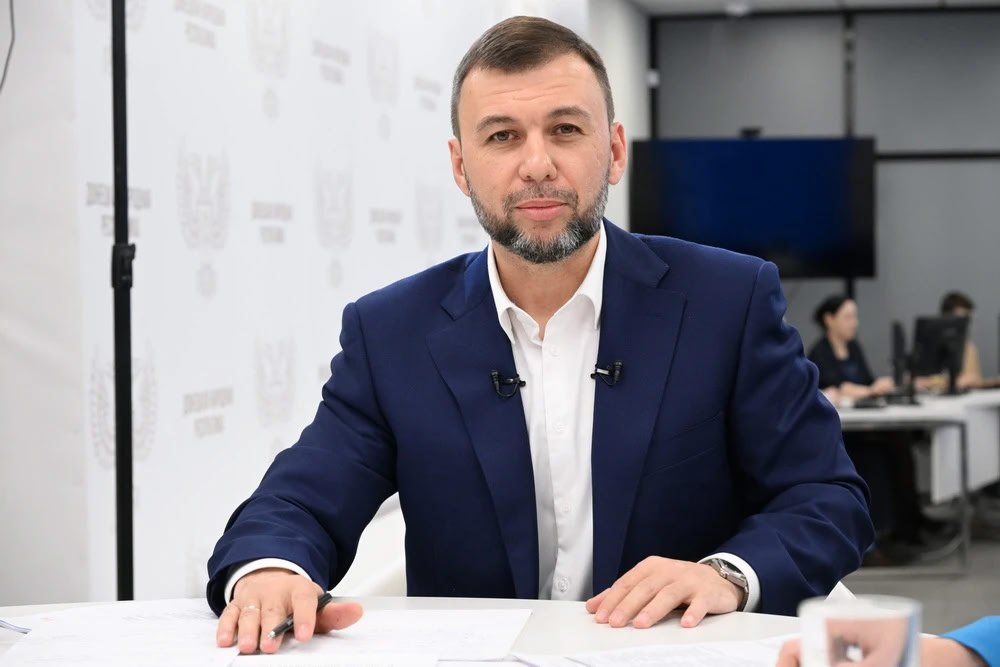 Глава Донецкой Народной Республики Денис Владимирович Пушилин ведёт официальную страницу в мессенджере MAX, где делится личной позицией, разъясняет ключевые решения и публикует прямые включения с мест событий