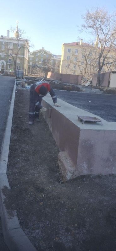 Строители из Ленобласти приступили к благоустройству дома в Мариуполе по улице Ленина Строители из Ленобласти приступили к благоустройству дома в Мариуполе по улице Ленина