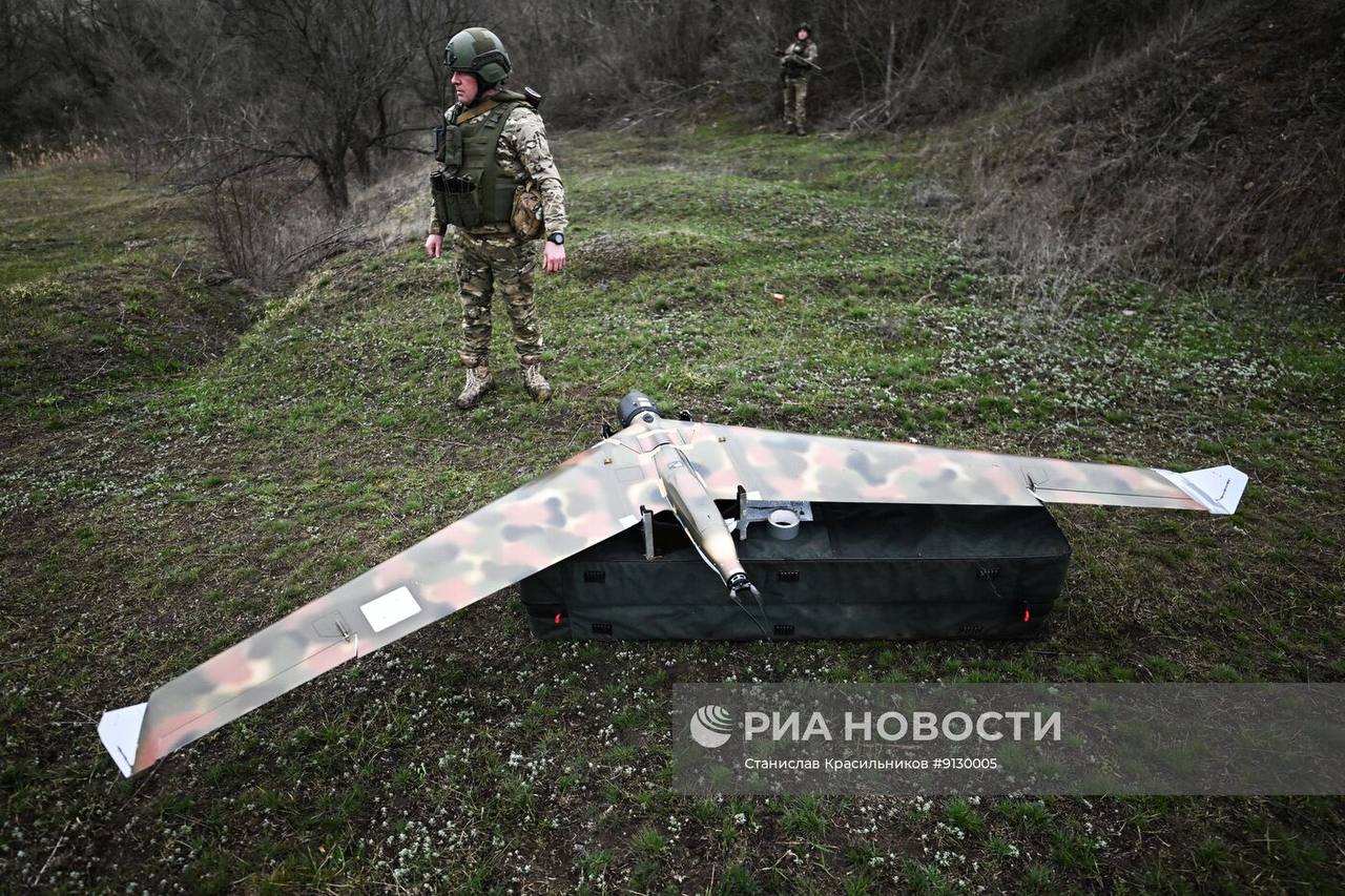Кадры боевой работы расчёта разведывательных БЛА ZALA Z-16 группировки войск «Центр» на Добропольском направлении Кадры боевой работы расчёта разведывательных БЛА ZALA Z-16 группировки войск «Центр» на Добропольском направлении