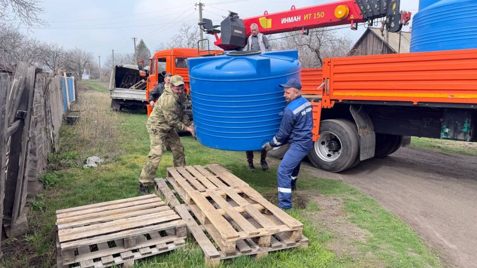 В Снежном продолжается работа по обеспечению жителей водой В Снежном продолжается работа по обеспечению жителей водой