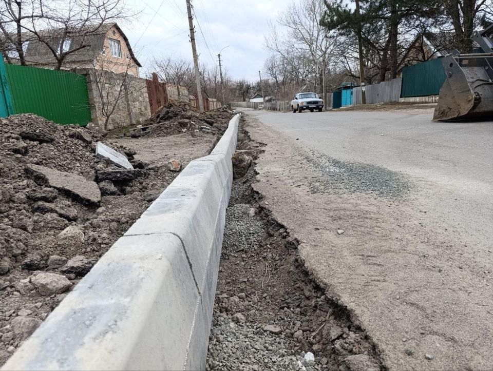 Амурская область ведет работы по установке бордюрного камня на улице Ленина в Амвросиевке Амурская область ведет работы по установке бордюрного камня на улице Ленина в Амвросиевке