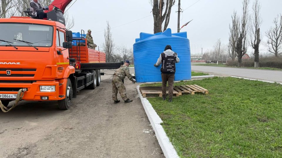 В Снежном продолжается работа по обеспечению жителей водой В Снежном продолжается работа по обеспечению жителей водой