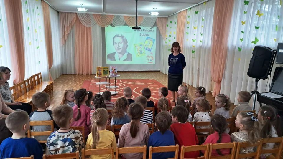 31 марта сотрудники библиотеки совместно с ГКДОУ «Детский сад №25» провели литературную игру к 120-летию со дня рождения Агнии Барто под названием «Приключения в стране игрушек» 31 марта сотрудники библиотеки совместно с ГКДОУ «Детский сад №25» провели литературную игру к 120-летию со дня рождения Агнии Барто под названием «Приключения в стране игрушек»