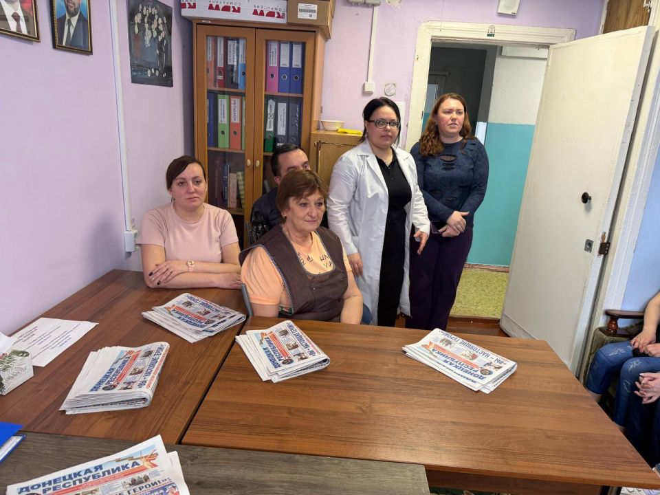 Депутаты Ясиноватского муниципального совета от партии «ЕДИНАЯ РОССИЯ» Анна Бондарь и Наталья Филиппова провели встречу с коллективом Ясиноватского территориального центра социального обслуживания населения Депутаты Ясиноватского муниципального совета от партии «ЕДИНАЯ РОССИЯ» Анна Бондарь и Наталья Филиппова провели встречу с коллективом Ясиноватского территориального центра социального обслуживания населения