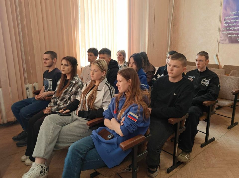 По партпроекту "Моя карьера с Единой Россией" в Снежном обсудили молодежную политику и карьерные возможности По партпроекту "Моя карьера с Единой Россией" в Снежном обсудили молодежную политику и карьерные возможности