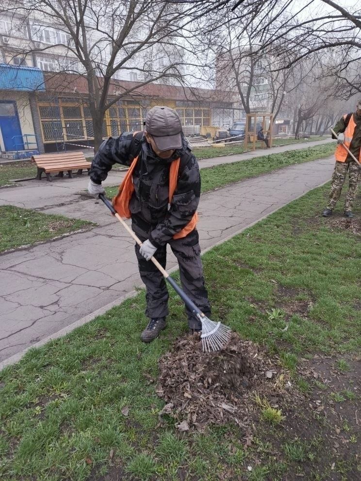 Коммунальщики Снежного продолжают благоустраивать территории общего пользования Коммунальщики Снежного продолжают благоустраивать территории общего пользования
