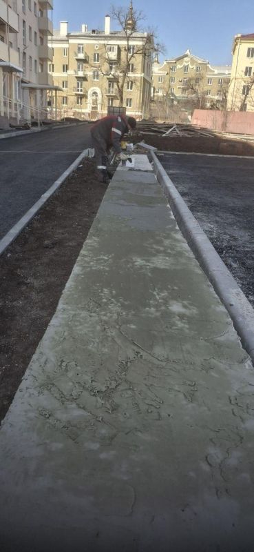 Строители из Ленобласти приступили к благоустройству дома в Мариуполе по улице Ленина Строители из Ленобласти приступили к благоустройству дома в Мариуполе по улице Ленина