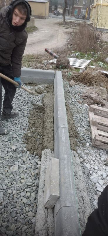 Строители из Ленобласти приступили к благоустройству дома в Мариуполе по улице Ленина Строители из Ленобласти приступили к благоустройству дома в Мариуполе по улице Ленина
