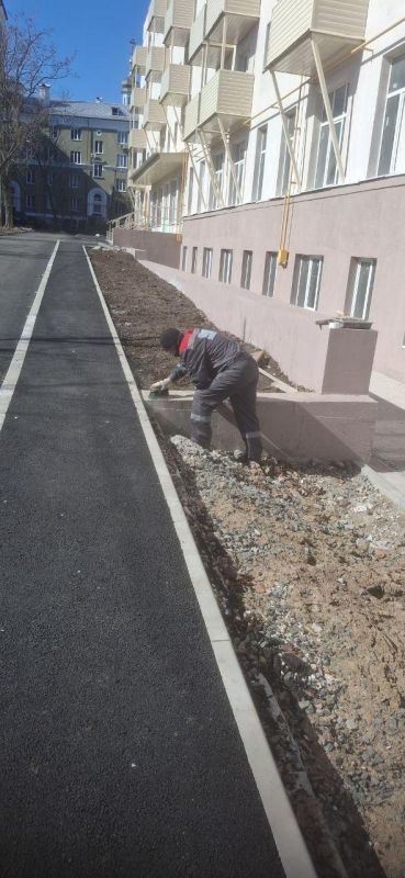 Строители из Ленобласти приступили к благоустройству дома в Мариуполе по улице Ленина Строители из Ленобласти приступили к благоустройству дома в Мариуполе по улице Ленина