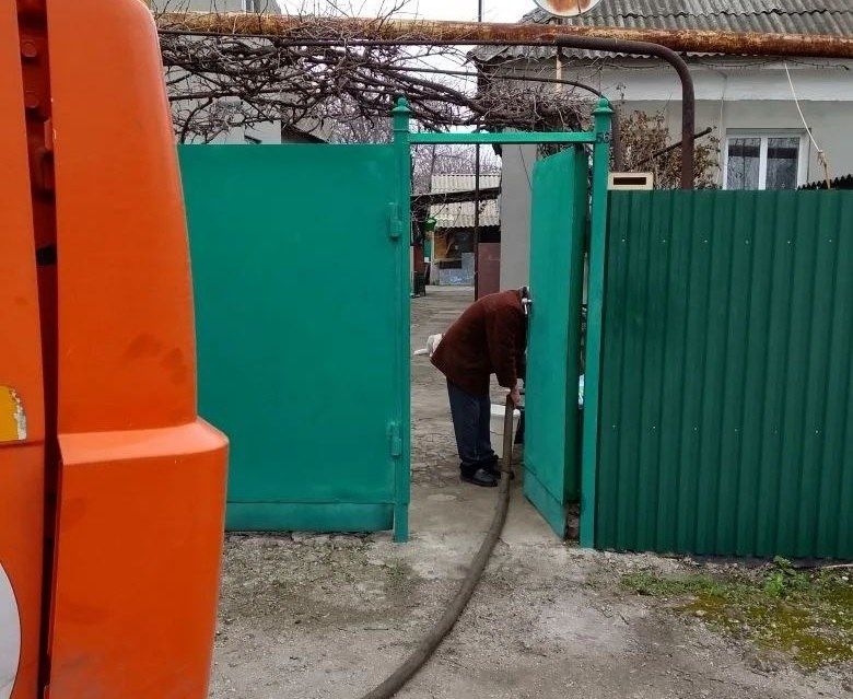 В Кировском внутригородском районе при поддержке региона-шефа Московская область продолжается подвоз воды для жителей домов, в которые в установленный графиком день не поступила вода В Кировском внутригородском районе при поддержке региона-шефа Московская область продолжается подвоз воды для жителей домов, в которые в установленный графиком день не поступила вода