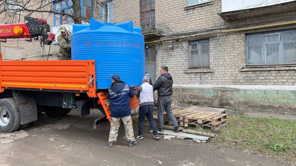 В Снежном продолжается работа по обеспечению жителей водой В Снежном продолжается работа по обеспечению жителей водой