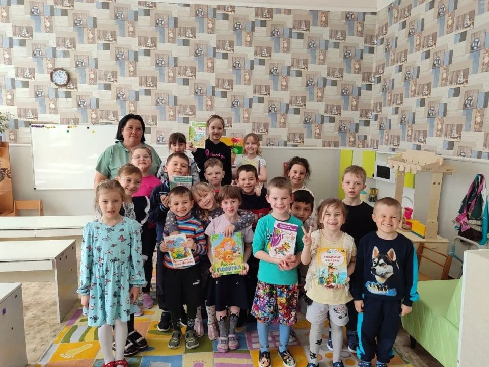 В рамках Недели детской книги сотрудники Зуевской библиотеки-филиала №5 провели для воспитанников ГКДОУ «Детский сад №13 г.о. Харцызск» литературную игру «О пользе вредных советов» (по произведениям Э. Успенского и Г. Остера) В рамках Недели детской книги сотрудники Зуевской библиотеки-филиала №5 провели для воспитанников ГКДОУ «Детский сад №13 г.о. Харцызск» литературную игру «О пользе вредных советов» (по произведениям Э. Успенского и Г. Остера)