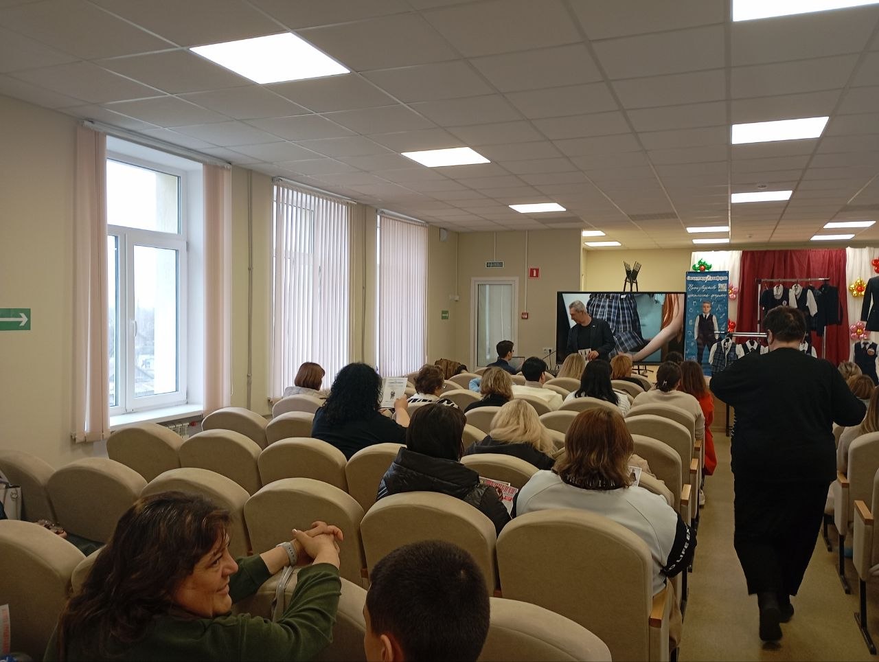 Депутат Мангушского муниципального совета Анатолий Мацука встретился с представителями родительского актива Мангушской школы №2