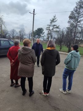 Депутат Дебальцевского городского совета от партии "Единая Россия" Игорь Губанов провел встречу с жителями города, чтобы обсудить актуальные вопросы, беспокоящие горожан