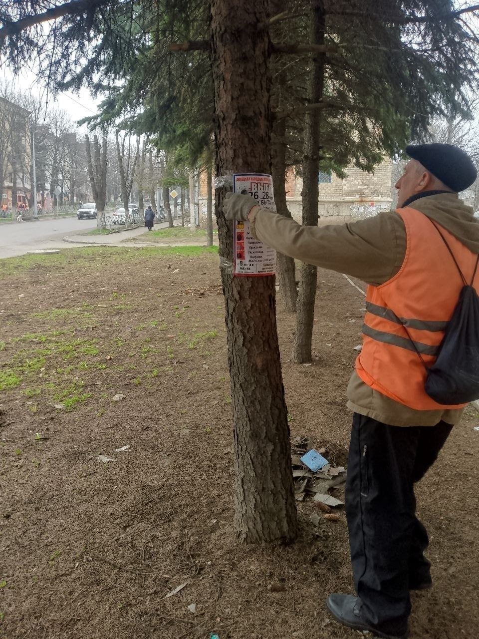 Коммунальщики Снежного продолжают благоустраивать территории общего пользования Коммунальщики Снежного продолжают благоустраивать территории общего пользования