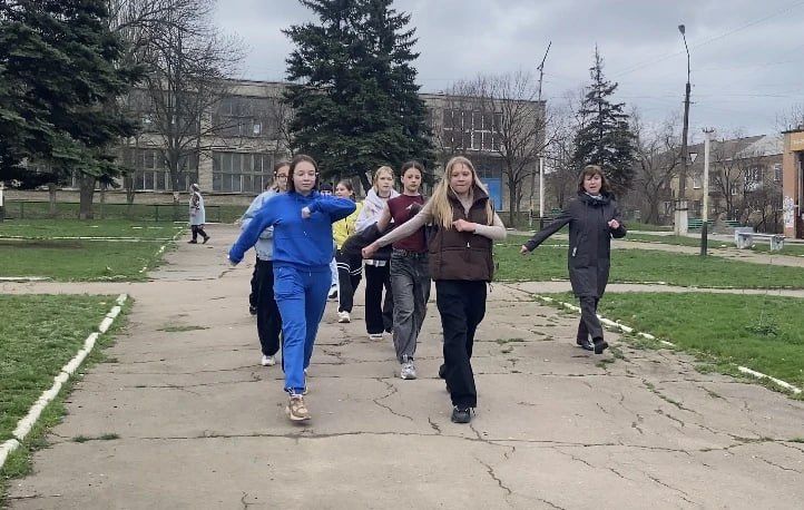 Сегодня, 31 марта, в Зугрэсе прошло первое знакомство и занятие девичьей патриотической организации «Пустельга» под руководством Богдановой Светланы Витальевны Сегодня, 31 марта, в Зугрэсе прошло первое знакомство и занятие девичьей патриотической организации «Пустельга» под руководством Богдановой Светланы Витальевны