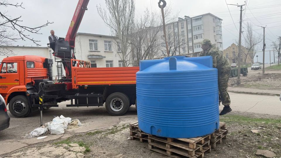 В Снежном продолжается работа по обеспечению жителей водой В Снежном продолжается работа по обеспечению жителей водой