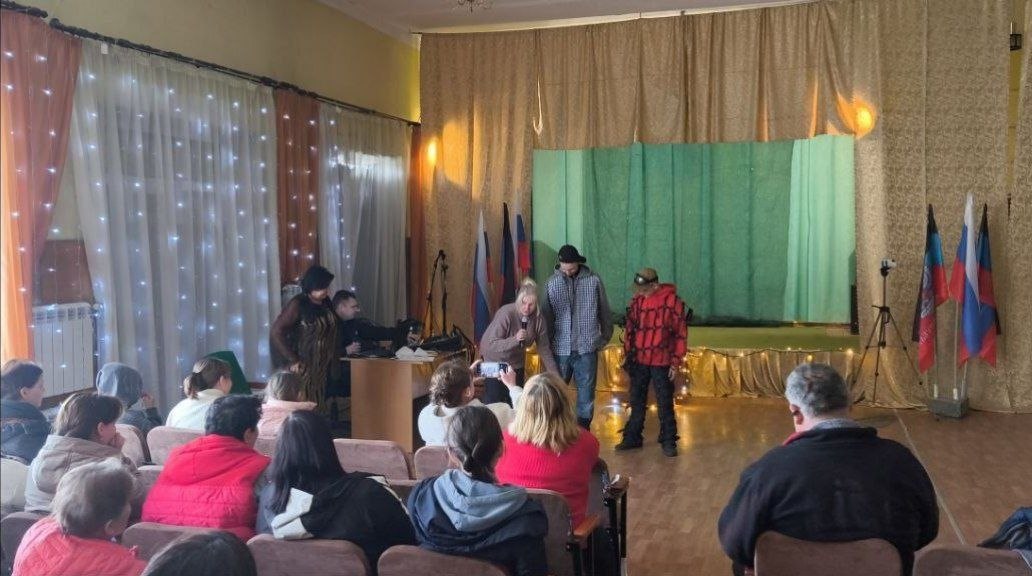 1 апреля в "Светлодарском ДК" п.Новолуганское прошло тематическое развлекательное мероприятие "День театральных миниатюр" 1 апреля в "Светлодарском ДК" п.Новолуганское прошло тематическое развлекательное мероприятие "День театральных миниатюр"