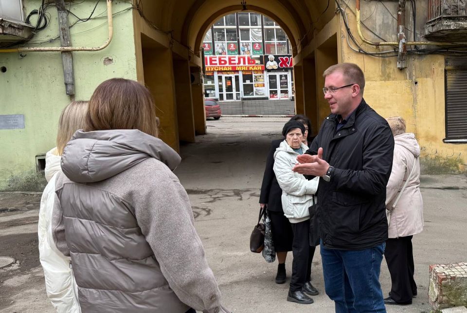 Управляющий делами Управы Ворошиловского внутригородского района Администрации городского округа Донецк Тарасов Никита встретился с населением