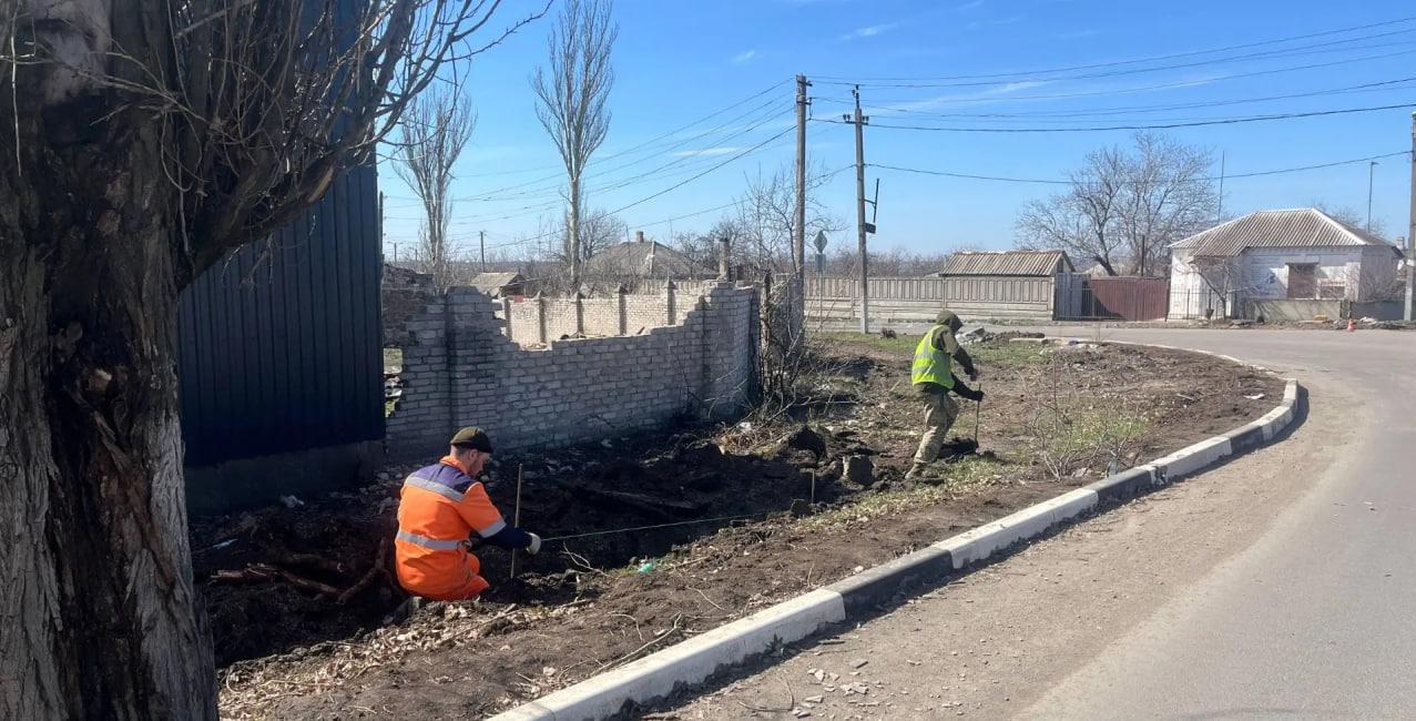 Специалисты Хабаровского края благоустроили придорожную территорию на улице Постышева в Дебальцево