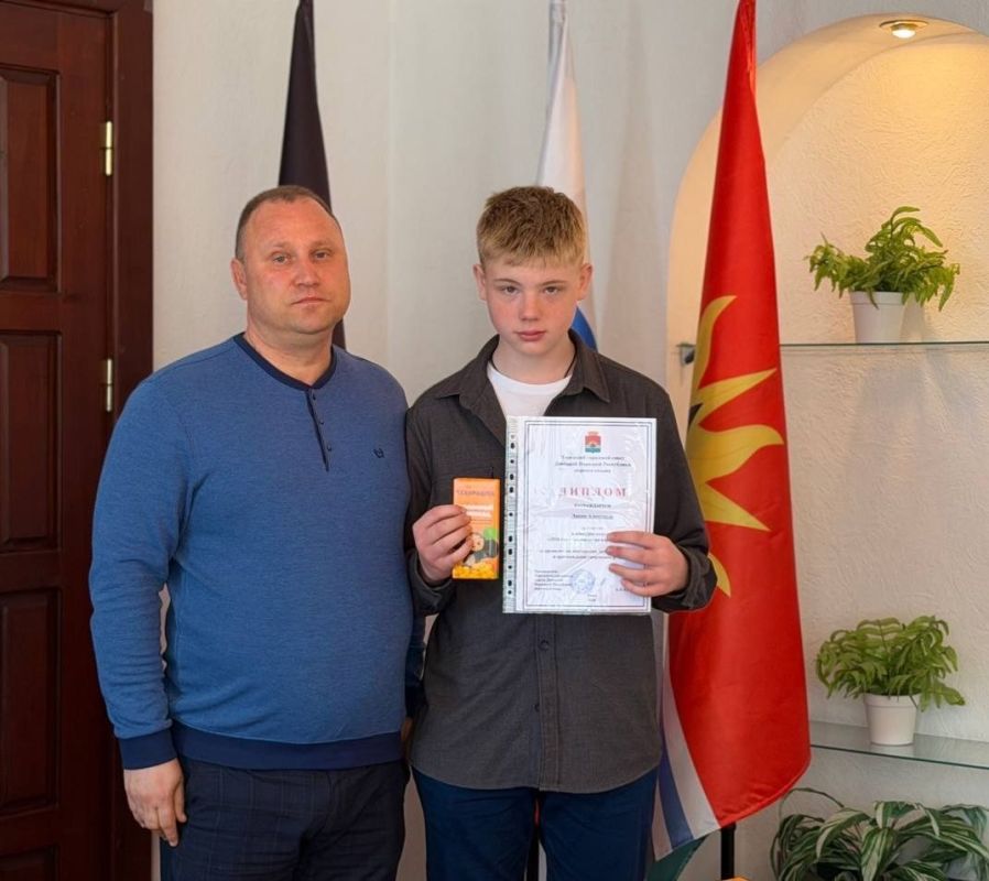 Единство в творчестве. 2026 год объявлен в нашей стране Годом единства народов России, и наши ребята уже вовсю проявляют свои таланты в этой важной теме! Сегодня, 1 апреля, Председатель Торезского городского совета Александр... Единство в творчестве. 2026 год объявлен в нашей стране Годом единства народов России, и наши ребята уже вовсю проявляют свои таланты в этой важной теме! Сегодня, 1 апреля, Председатель Торезского городского совета Александр...