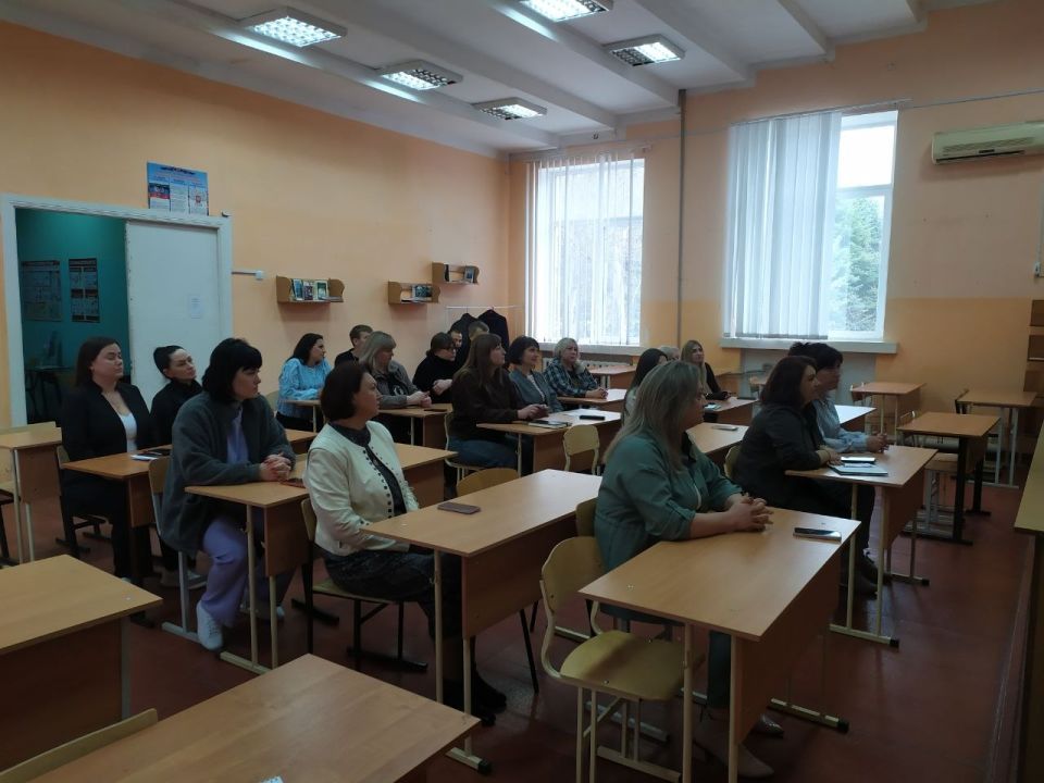 1 апреля Глава муниципального образования городской округ Торез, Артем Чесноков провел встречу с трудовым коллективом Торезского филиала РАНХиГС 1 апреля Глава муниципального образования городской округ Торез, Артем Чесноков провел встречу с трудовым коллективом Торезского филиала РАНХиГС