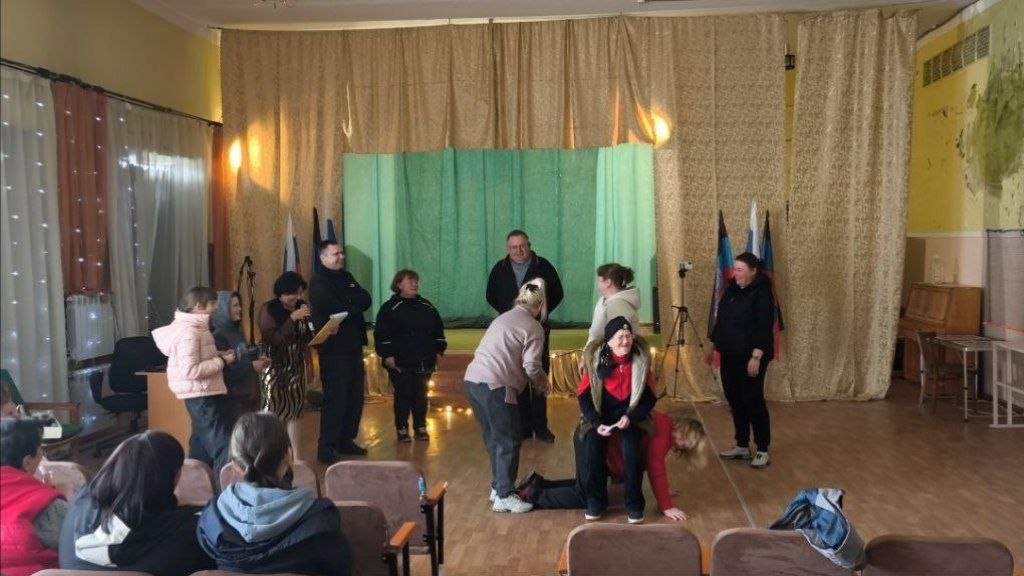 1 апреля в "Светлодарском ДК" п.Новолуганское прошло тематическое развлекательное мероприятие "День театральных миниатюр" 1 апреля в "Светлодарском ДК" п.Новолуганское прошло тематическое развлекательное мероприятие "День театральных миниатюр"