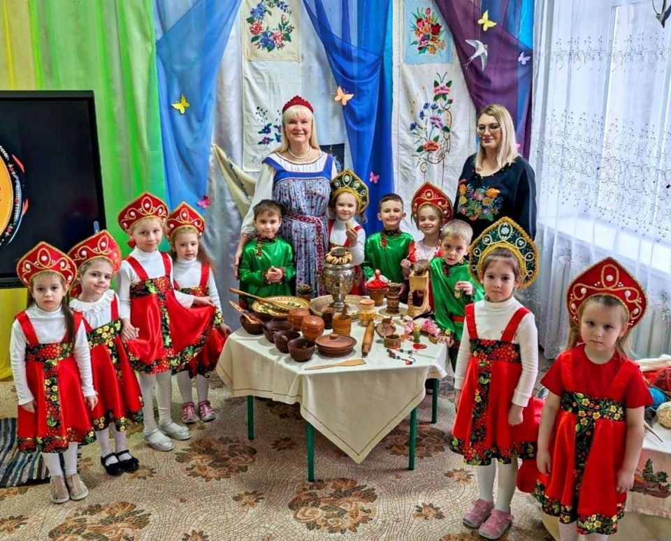 Активистки Женсовета Тореза познакомили детей с русскими традициями