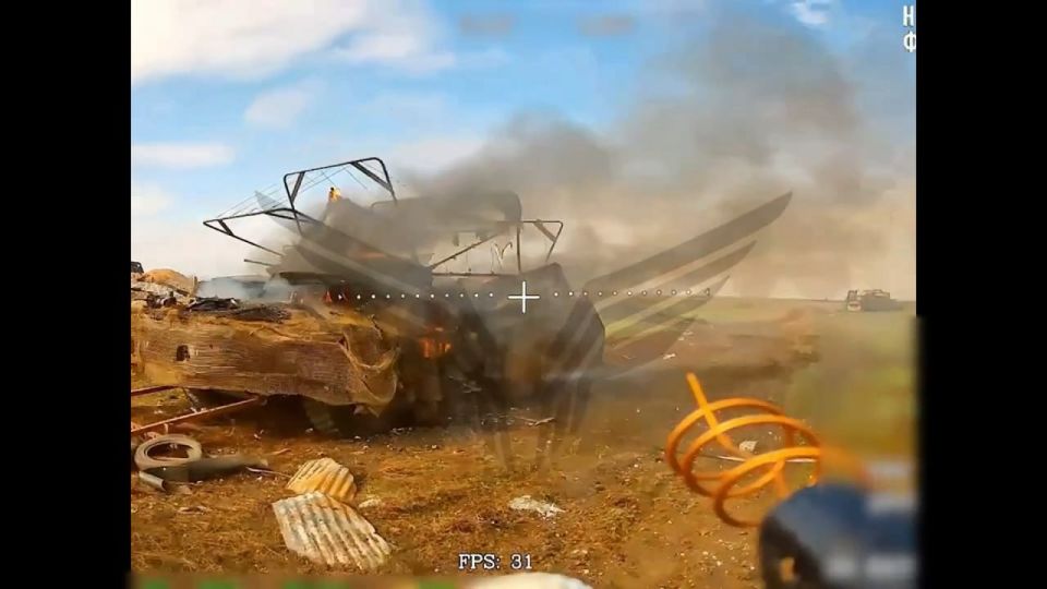 Уничтожение колонны ВСУ из танка M1A1 Abrams, двух БМП-2 и БТР M1117, пытавшейся зайти в село Гришино под Покровском Уничтожение колонны ВСУ из танка M1A1 Abrams, двух БМП-2 и БТР M1117, пытавшейся зайти в село Гришино под Покровском