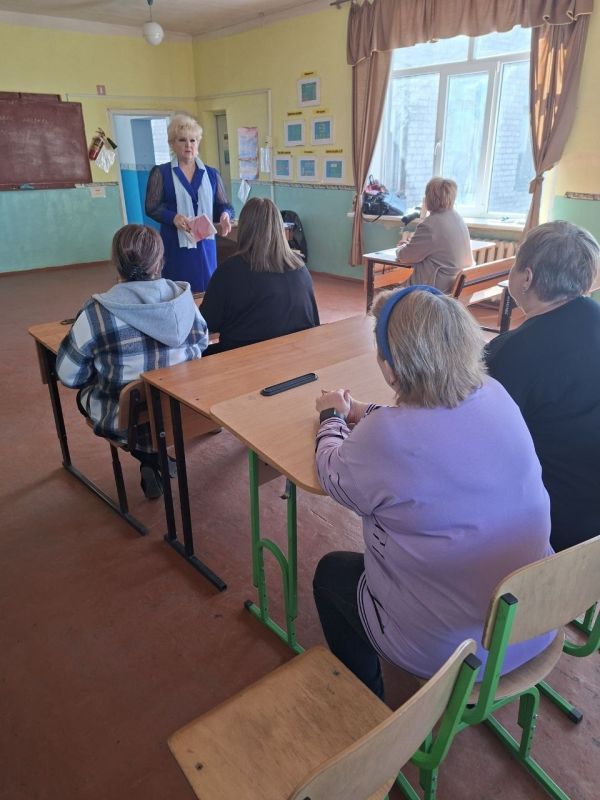 Начальник Металлистовского территориального отдела Светлана Тимофеева провела встречу с трудовым коллективом школы поселка Грабское