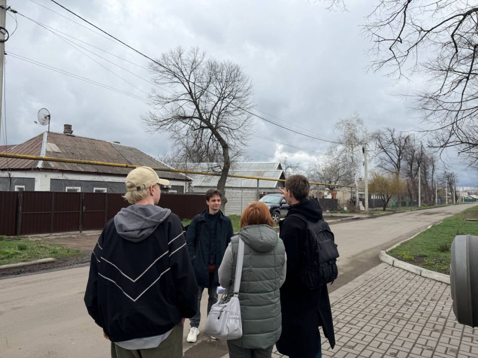Провел встречу с жителями нескольких населенных пунктов, по обсуждению и разъяснению информации, поступившей от предприятия «Вода Донбасса» Провел встречу с жителями нескольких населенных пунктов, по обсуждению и разъяснению информации, поступившей от предприятия «Вода Донбасса»