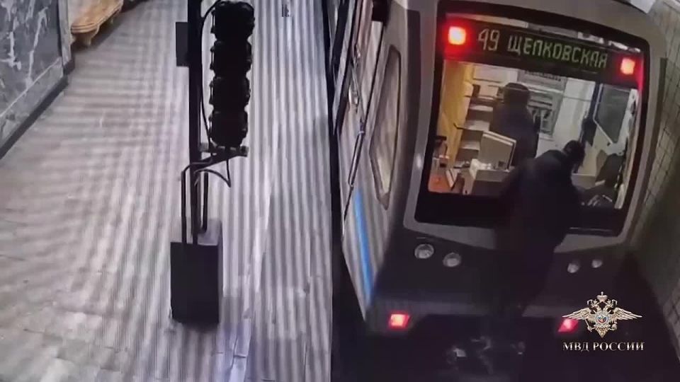 Москвич проехал на сцепке вагона поезда в столичном метро