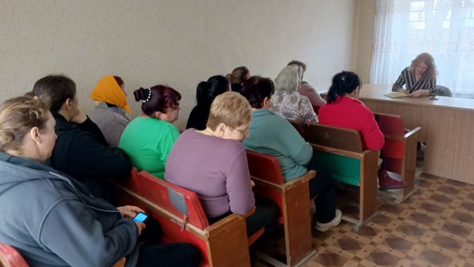 Заместитель главы администрации Амвросиевского муниципального округа Татьяна Разводова провела встречу с жителями села Василевка